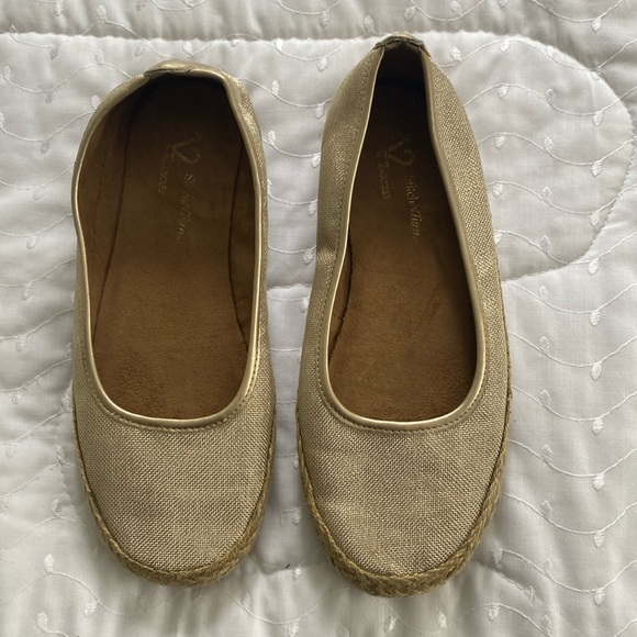 Gold metallic flats with rope like sides. - Picture 1 of 5